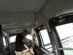 Taxifahrer poppt die junge Urlauberin